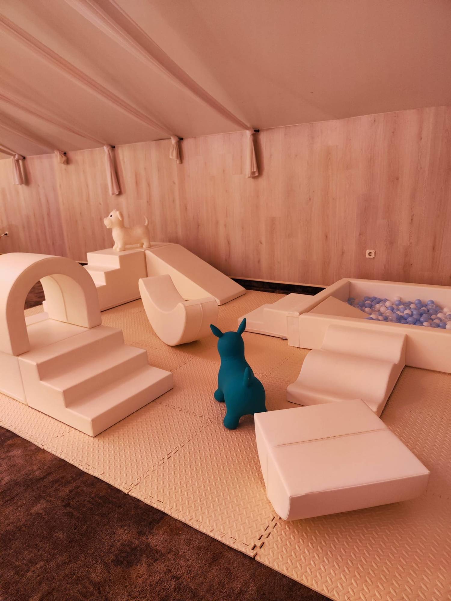 Kompletna Iglu softplay igraonica — stepenice, tobogan, ljuljačka i bazen s kuglicama